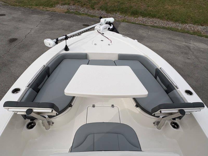 2025 Robalo 226 Cayman - 31