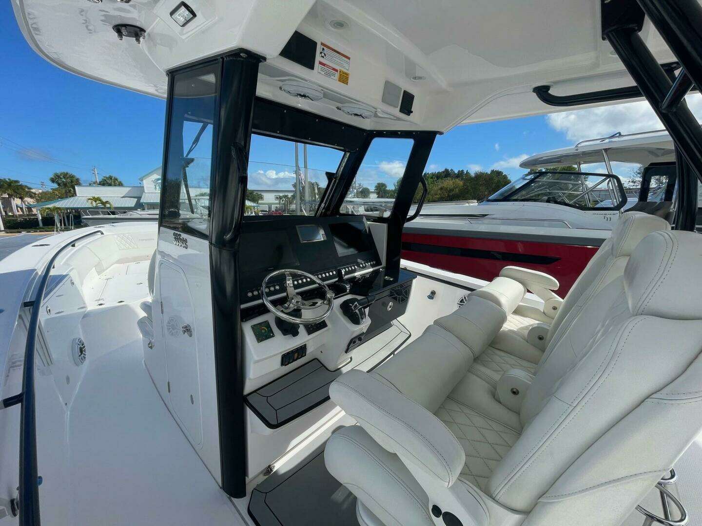 2022 Everglades 335 Center Console - Image 12