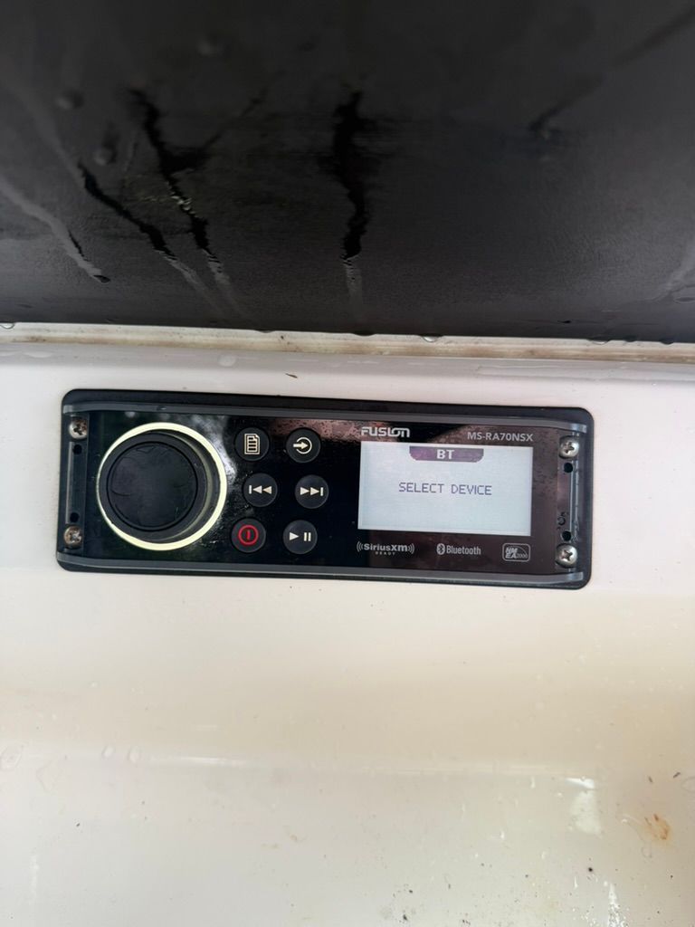 A Fusion MS-RA70NSX radio with Bluetooth functionality is displayed.
