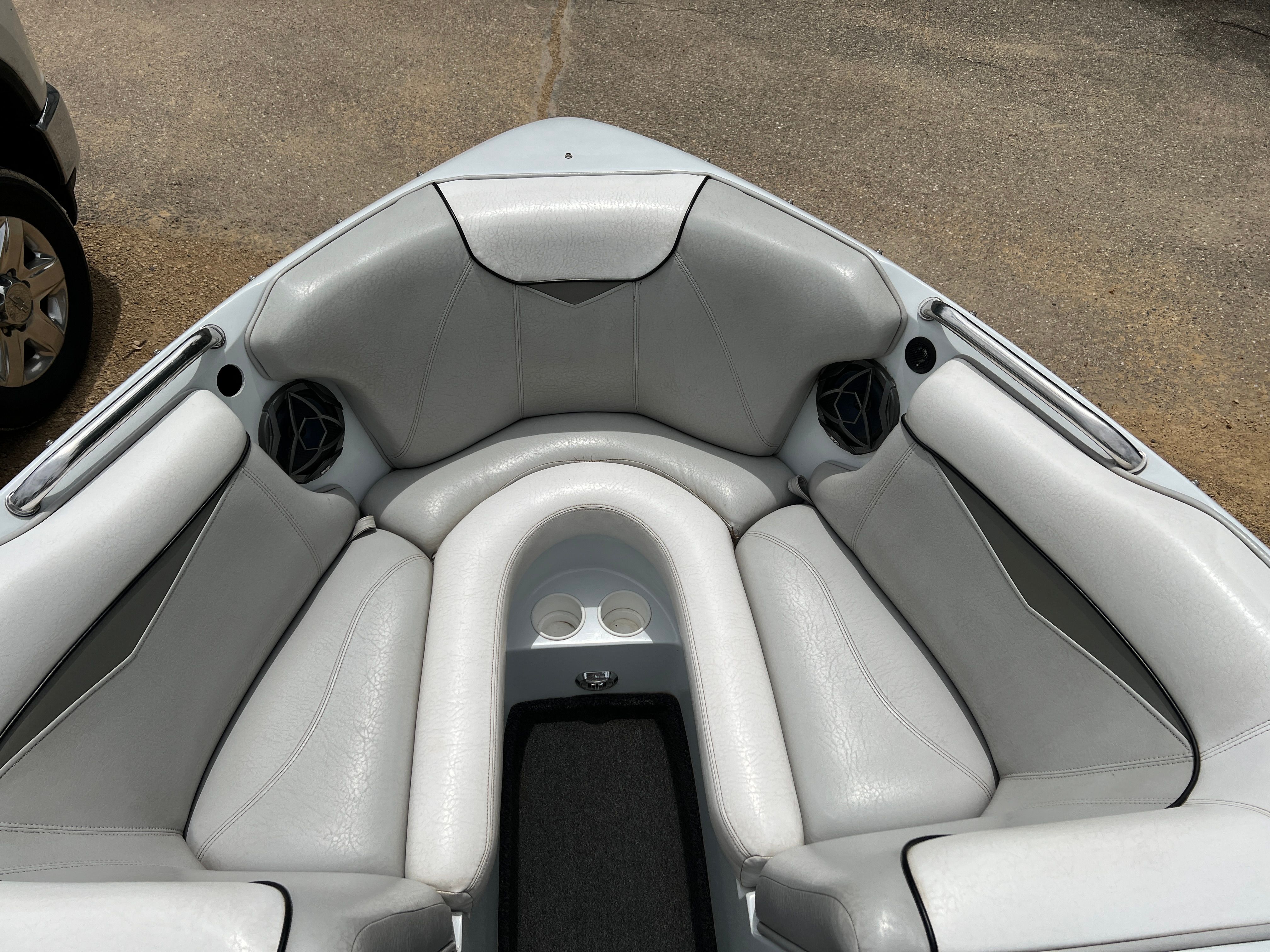 The image shows the bow of a 2006 Tigé 20i boat with gray upholstery.