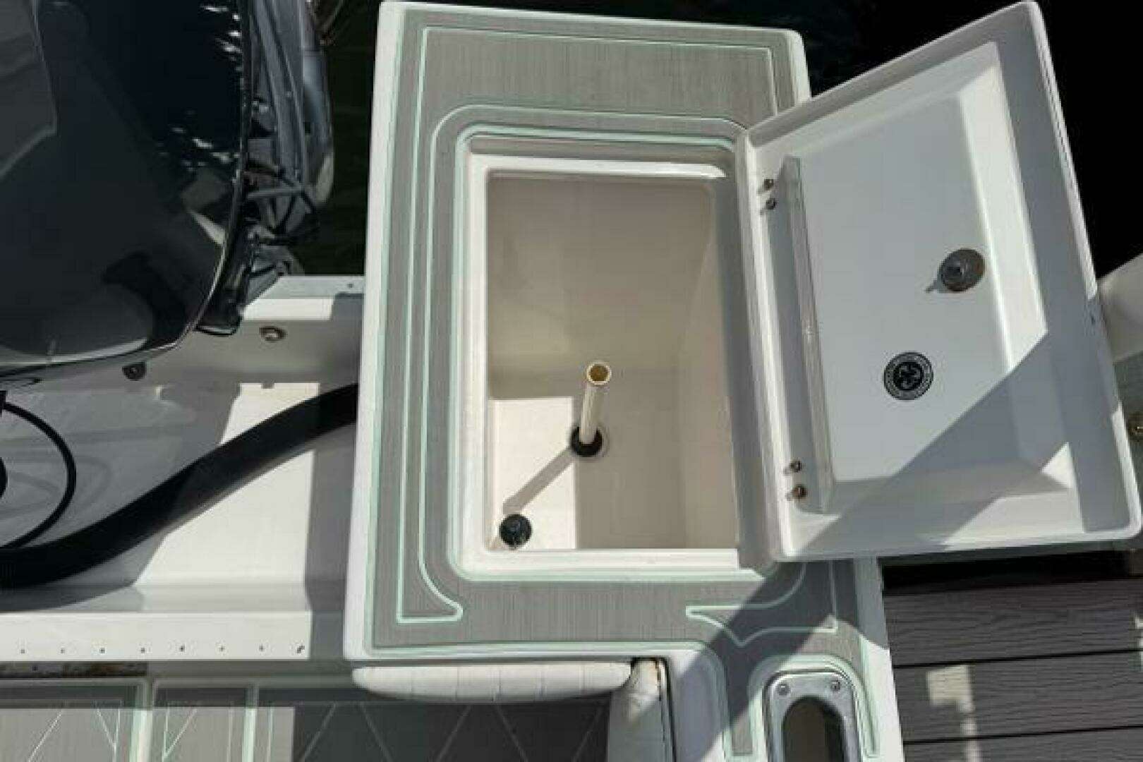 2005 Regulator 23 Center Console - Image 20