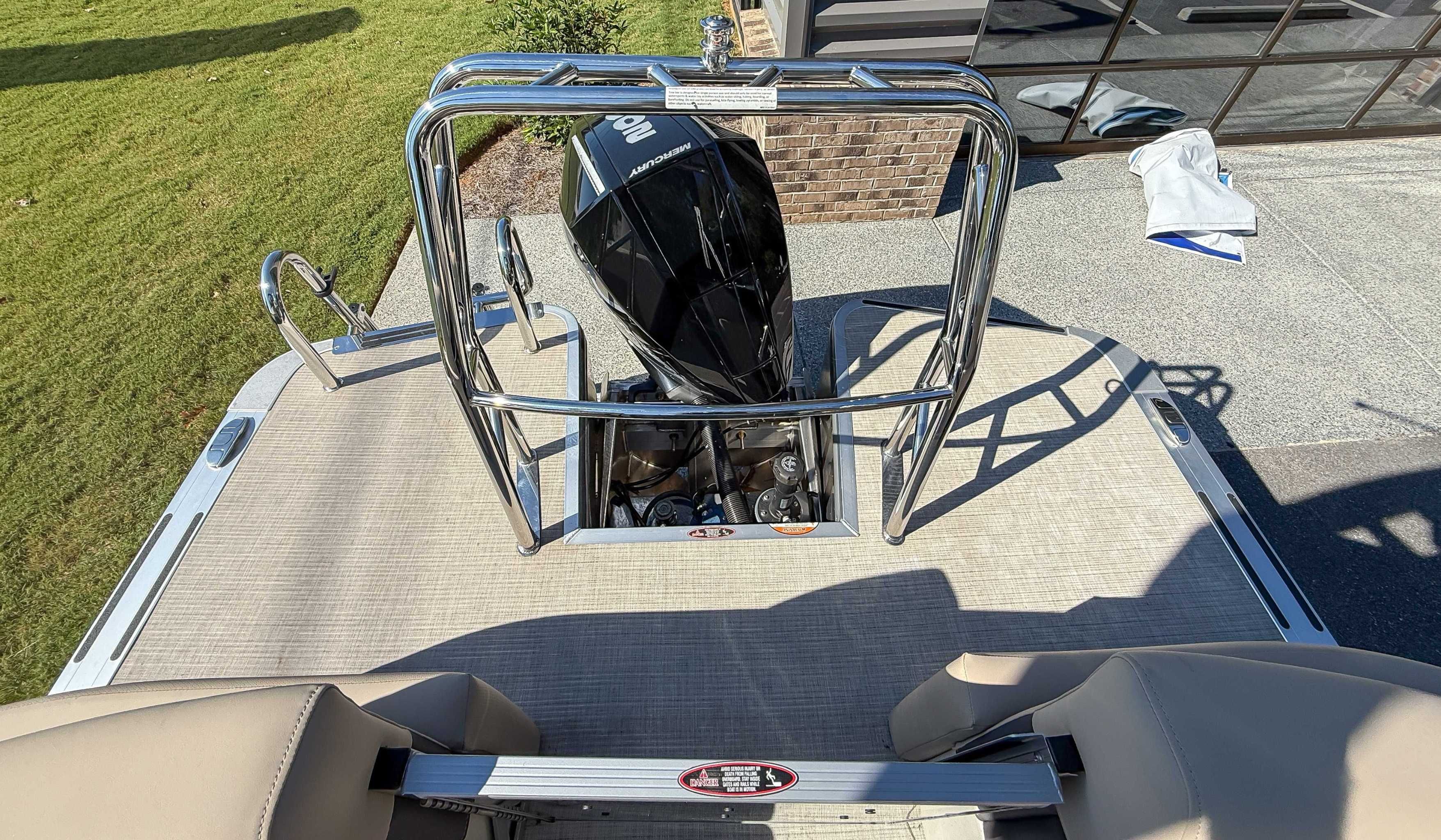 Harris Cruiser 250 CWDH 2025 with outboard motor on boat deck.