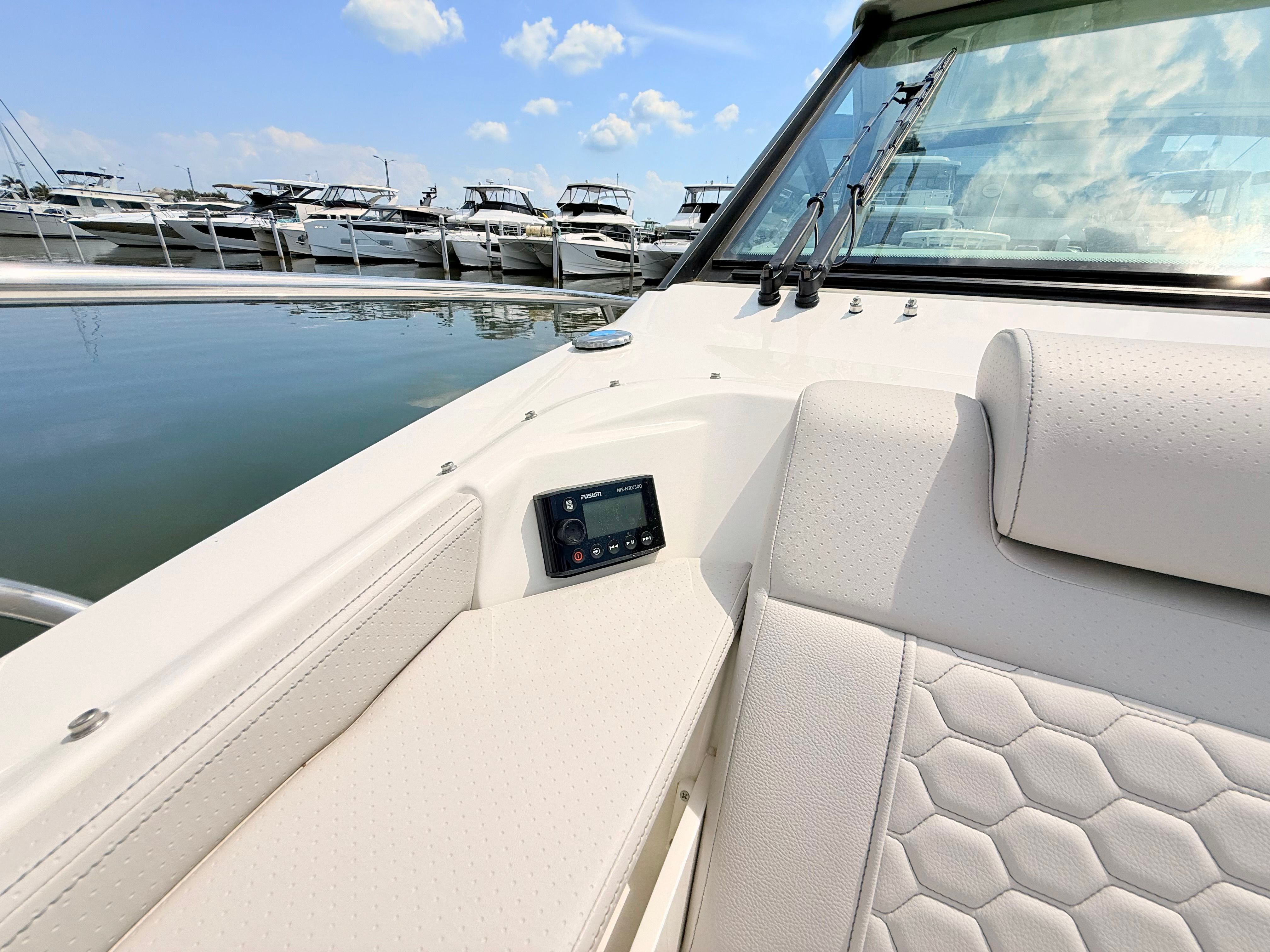 2026 Sea Ray Sundancer 320 Outboard - 65