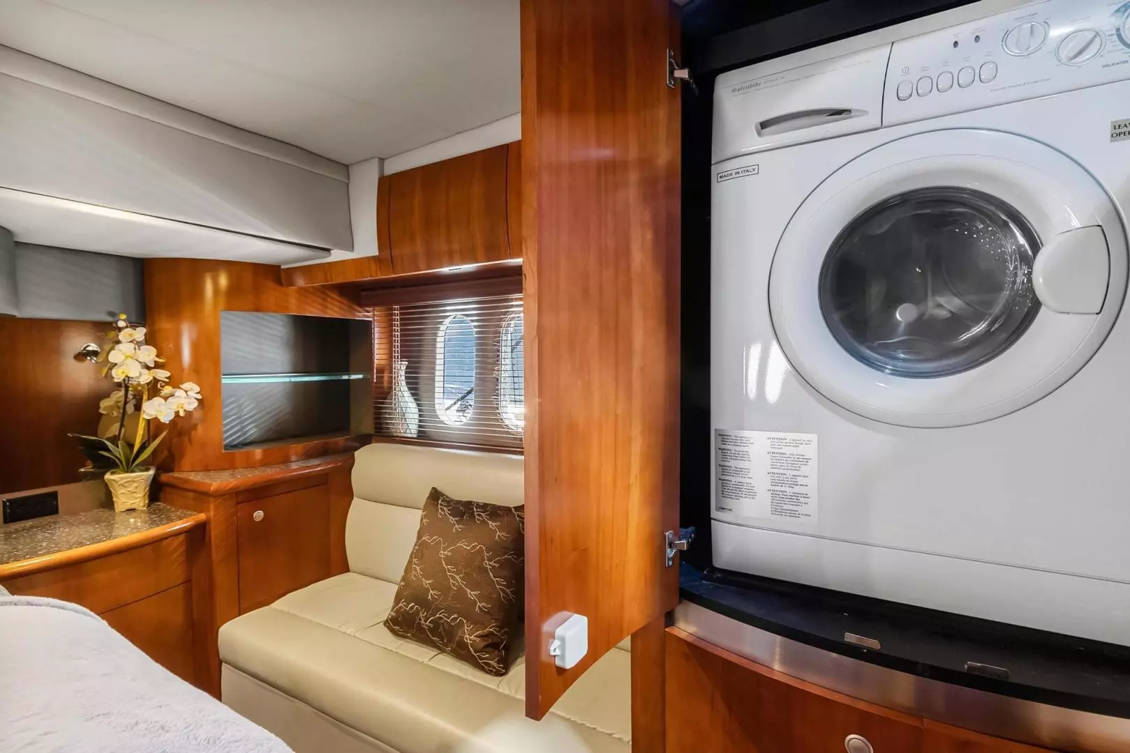 2007 Cruisers 520 Express - Image 25