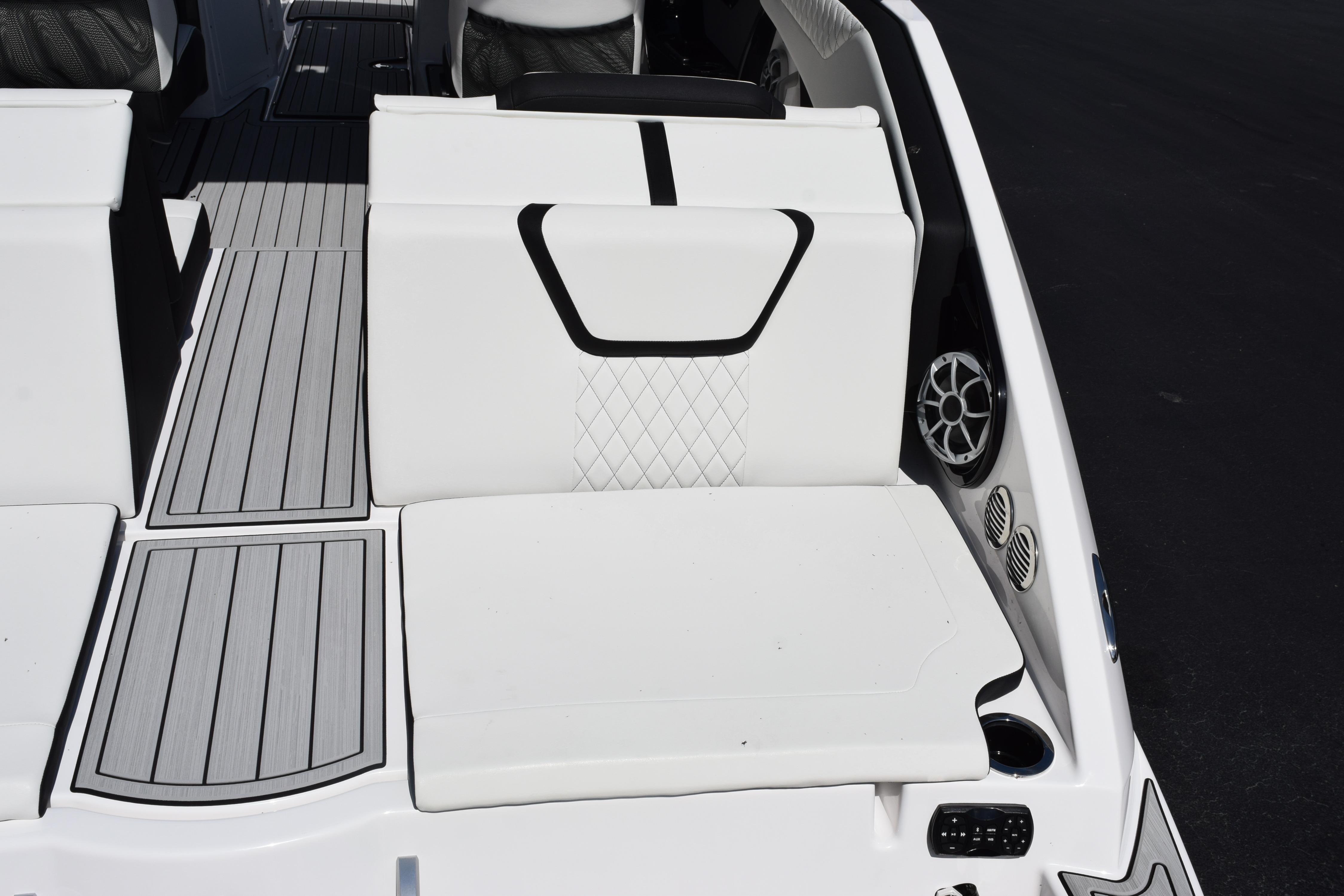 2026 Yamaha Boats 222SE interior seating with sleek design and modern features.