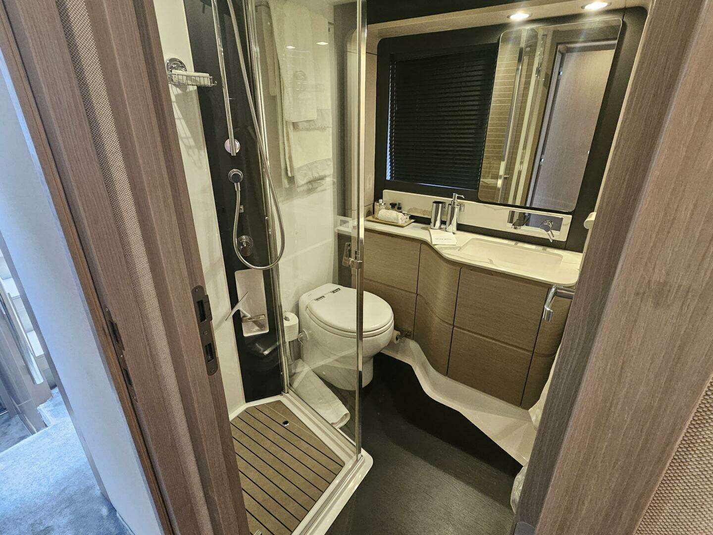 2022 Azimut 66 - Image 53
