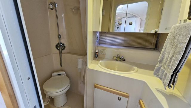 1995 Cruisers Yachts 3775 Esprit - 28