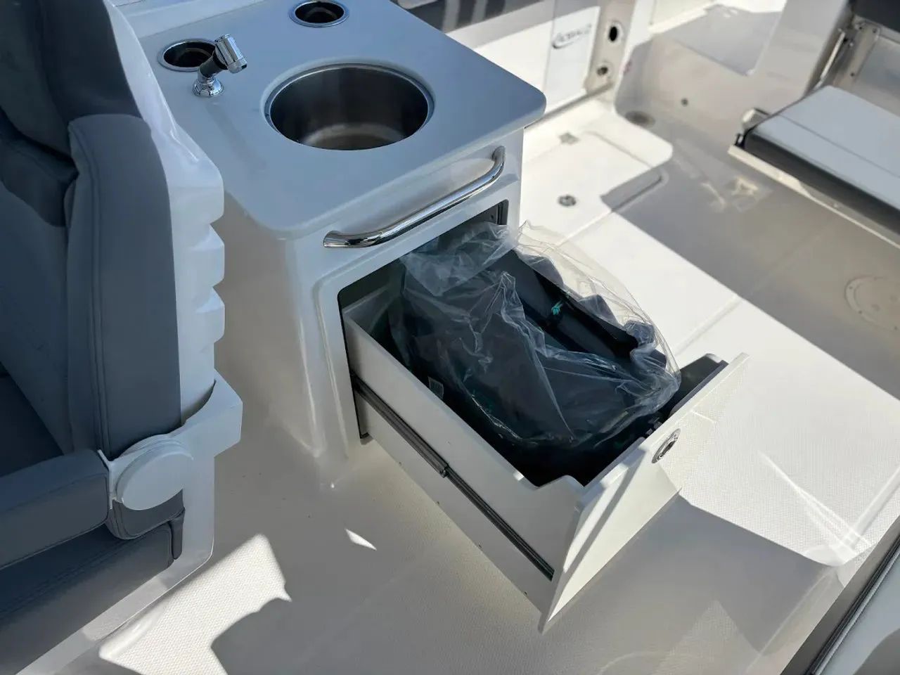 2025 Robalo R257 Dual Console - 20