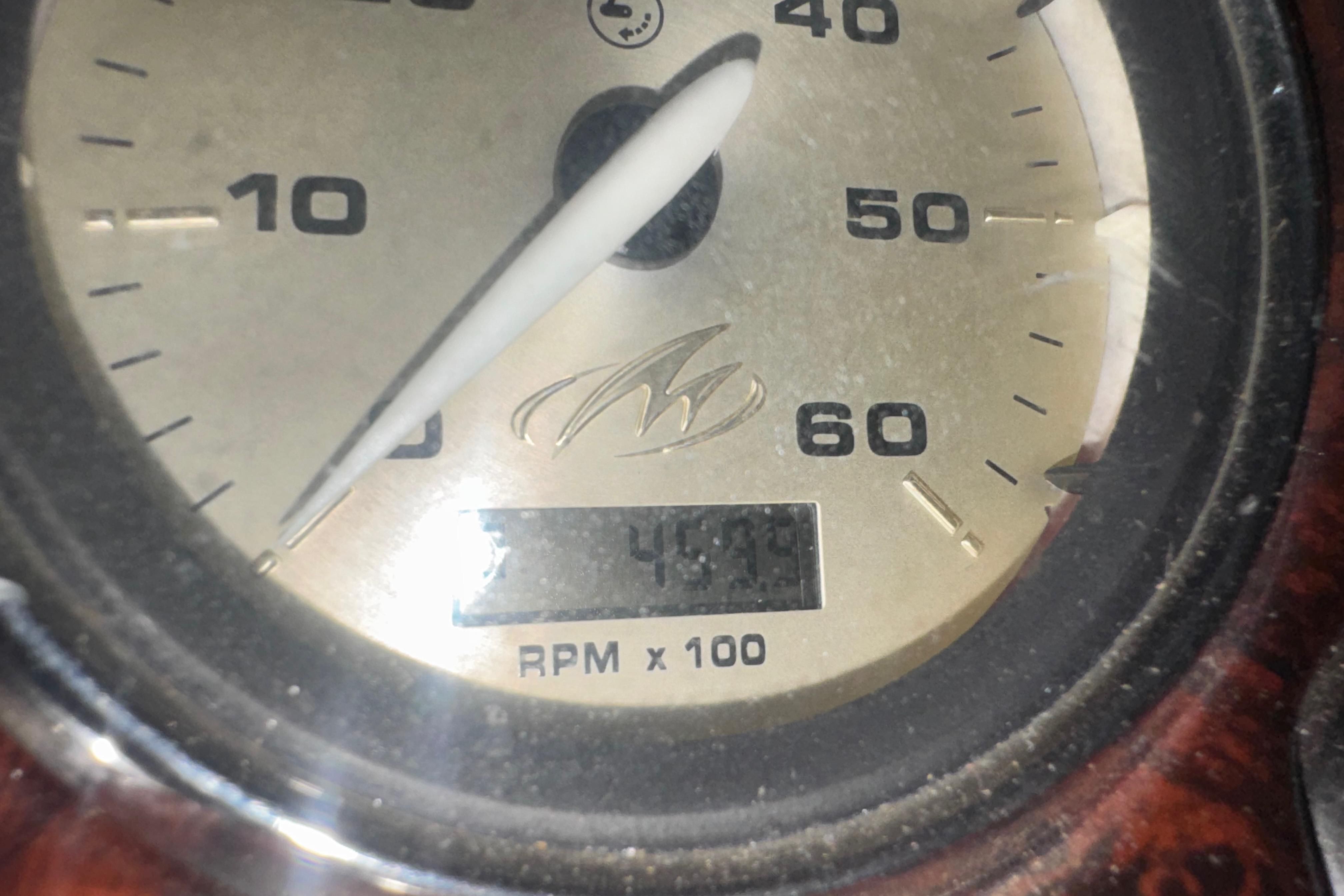 Close-up of a 2005 Monterey 248LS Montura Bowrider tachometer displaying 403.9 RPM x 100.