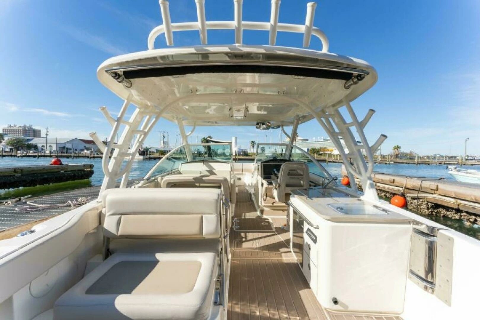 2017 Boston Whaler 320 Vantage - Image 4