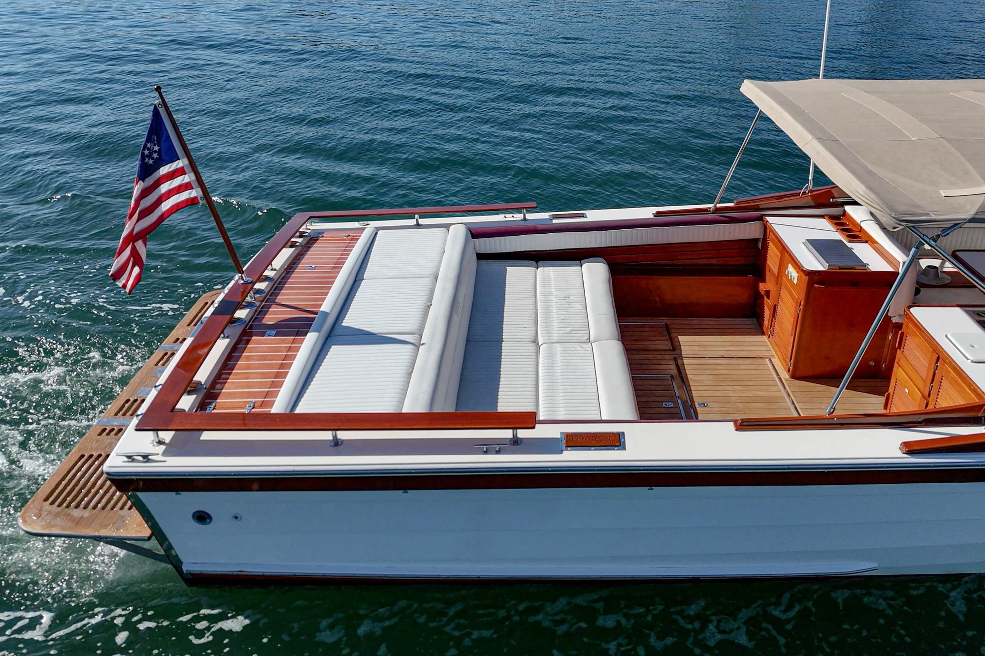 1991 Windsor Craft 31 Sport Cruiser on water, featuring elegant wood and white seating.