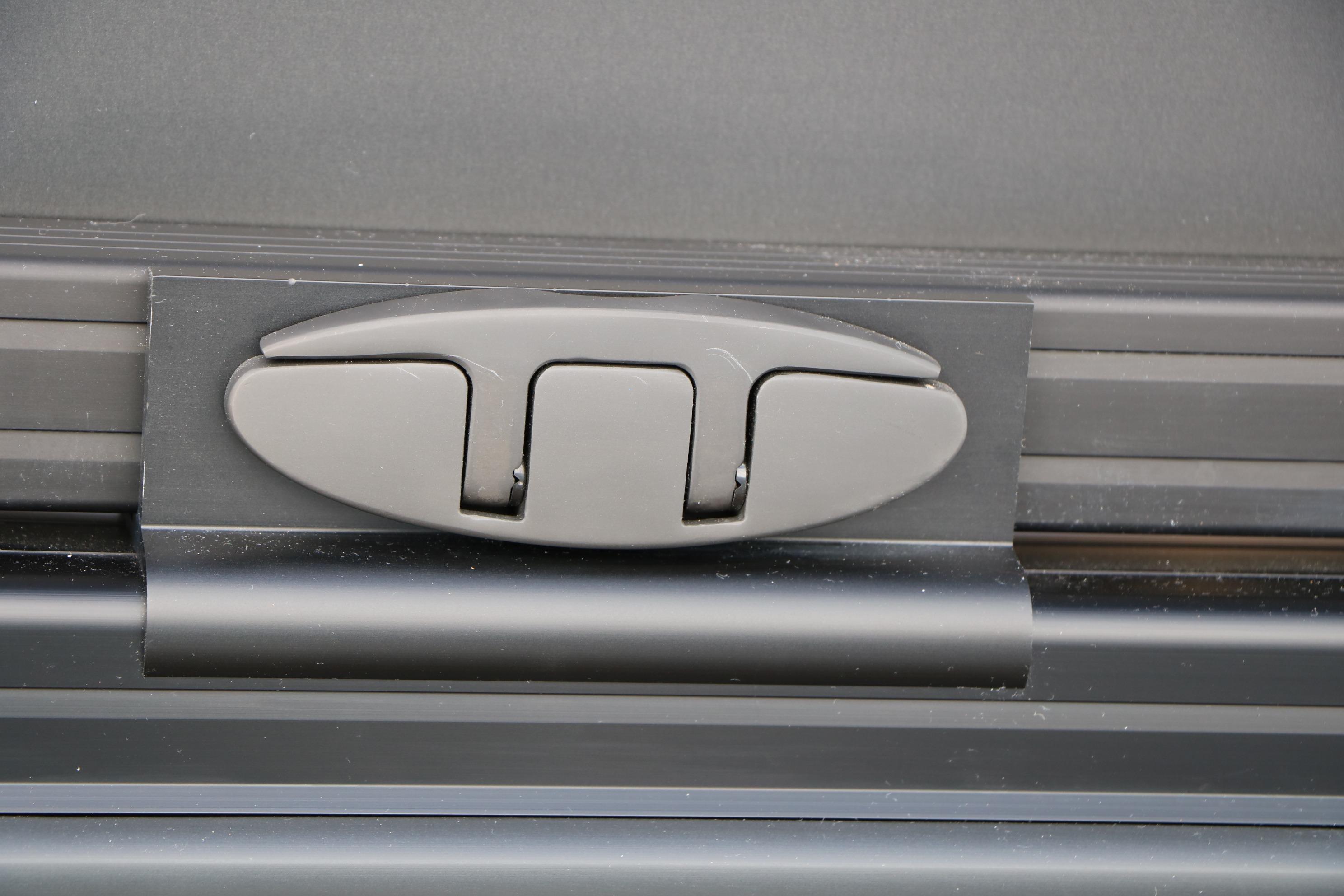Evotti 723CS 2026 car roof latch mechanism, close-up view.