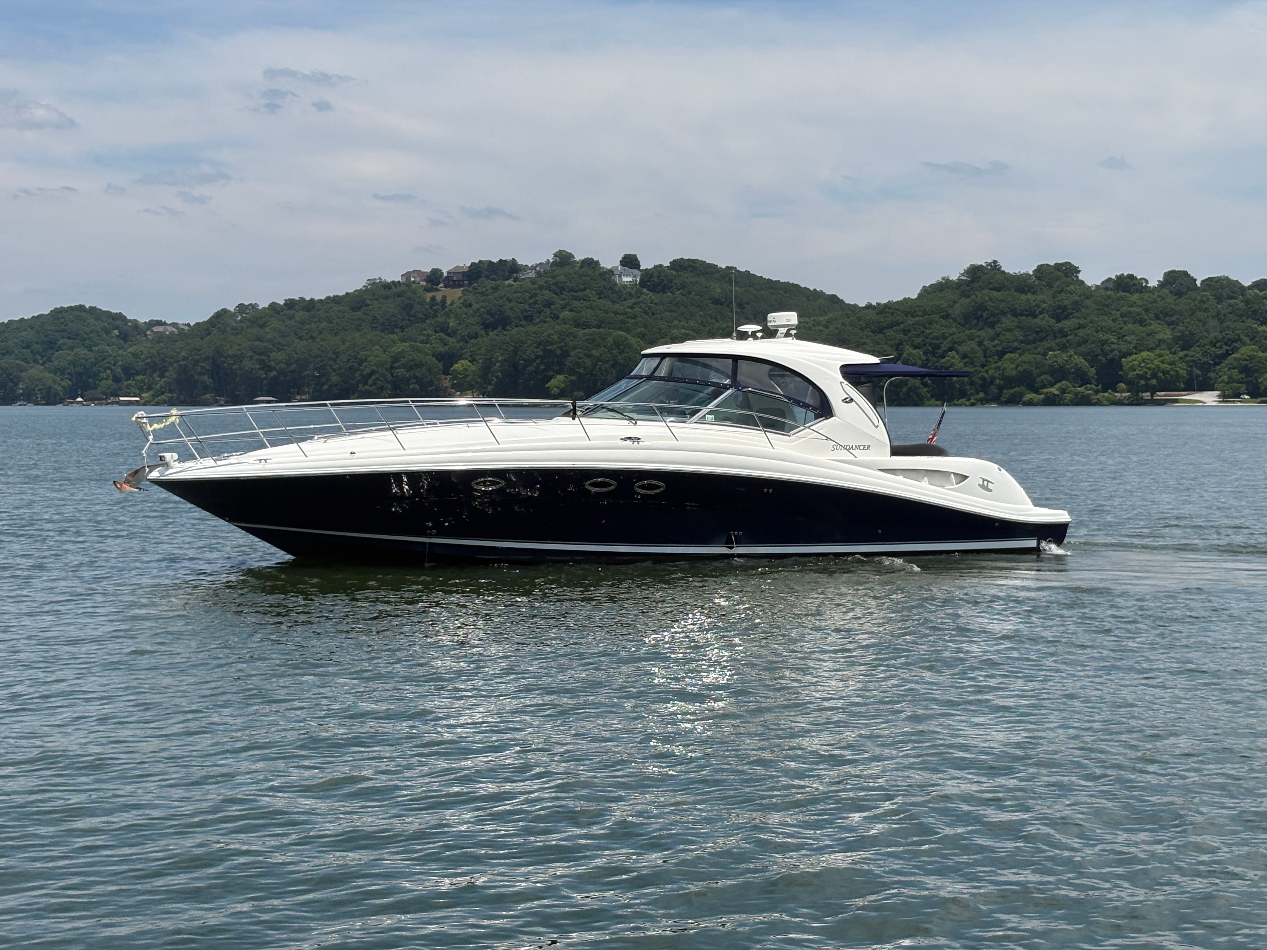 2005 Sea Ray 420 Sundancer on calm water.