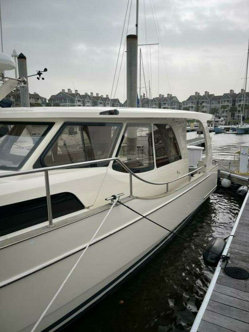 2019 Greenline 33 HYBRID - Image 2