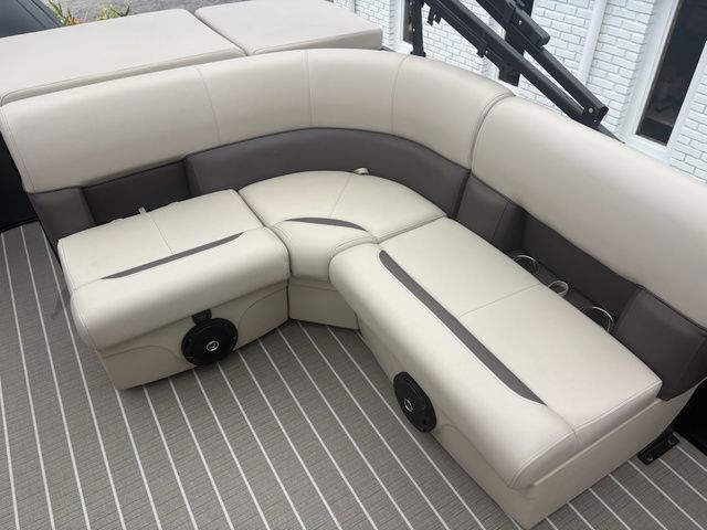 2026 Bentley Pontoons Legacy Cruise 223 - 9
