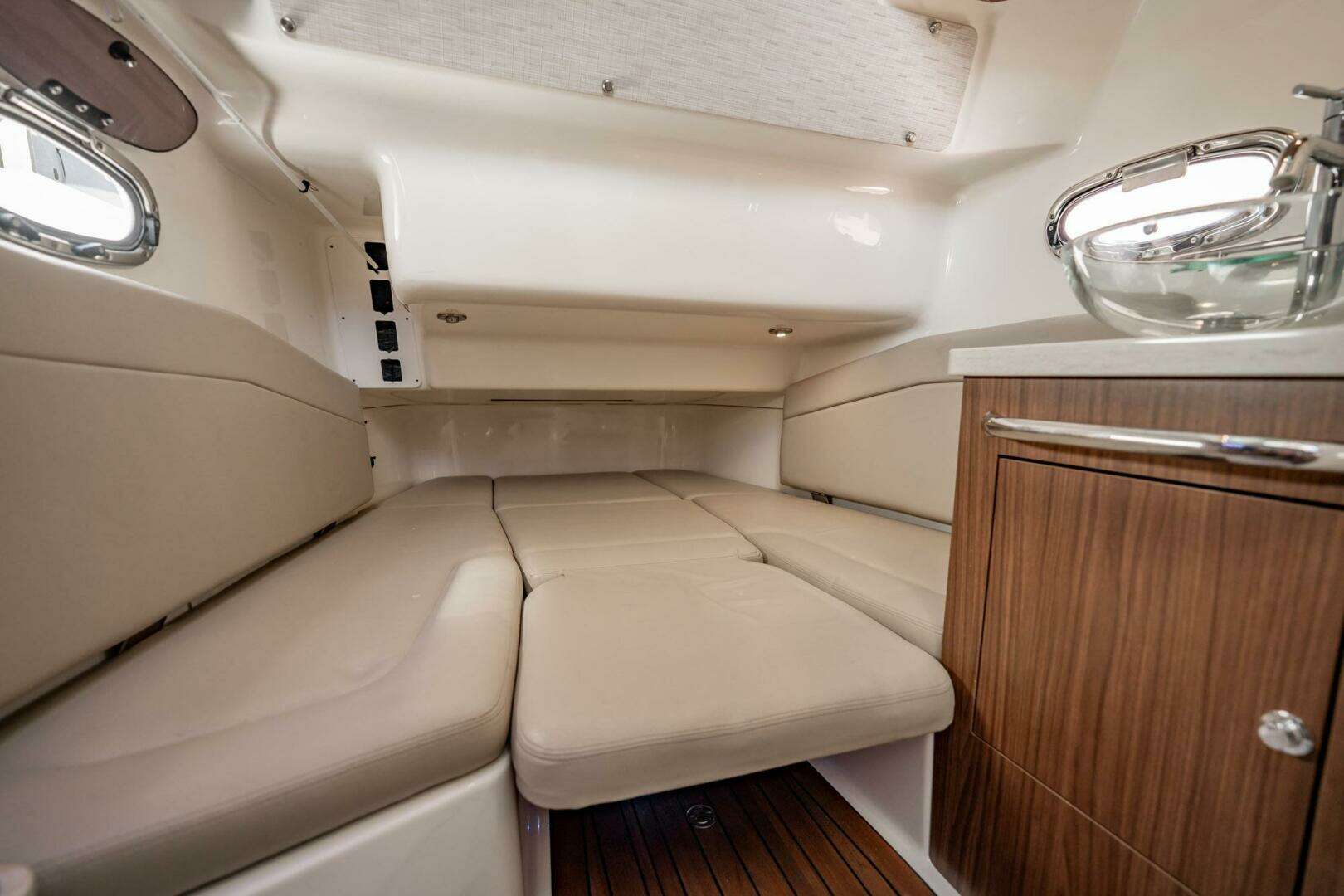 2018 Boston Whaler 380 Outrage - Image 18