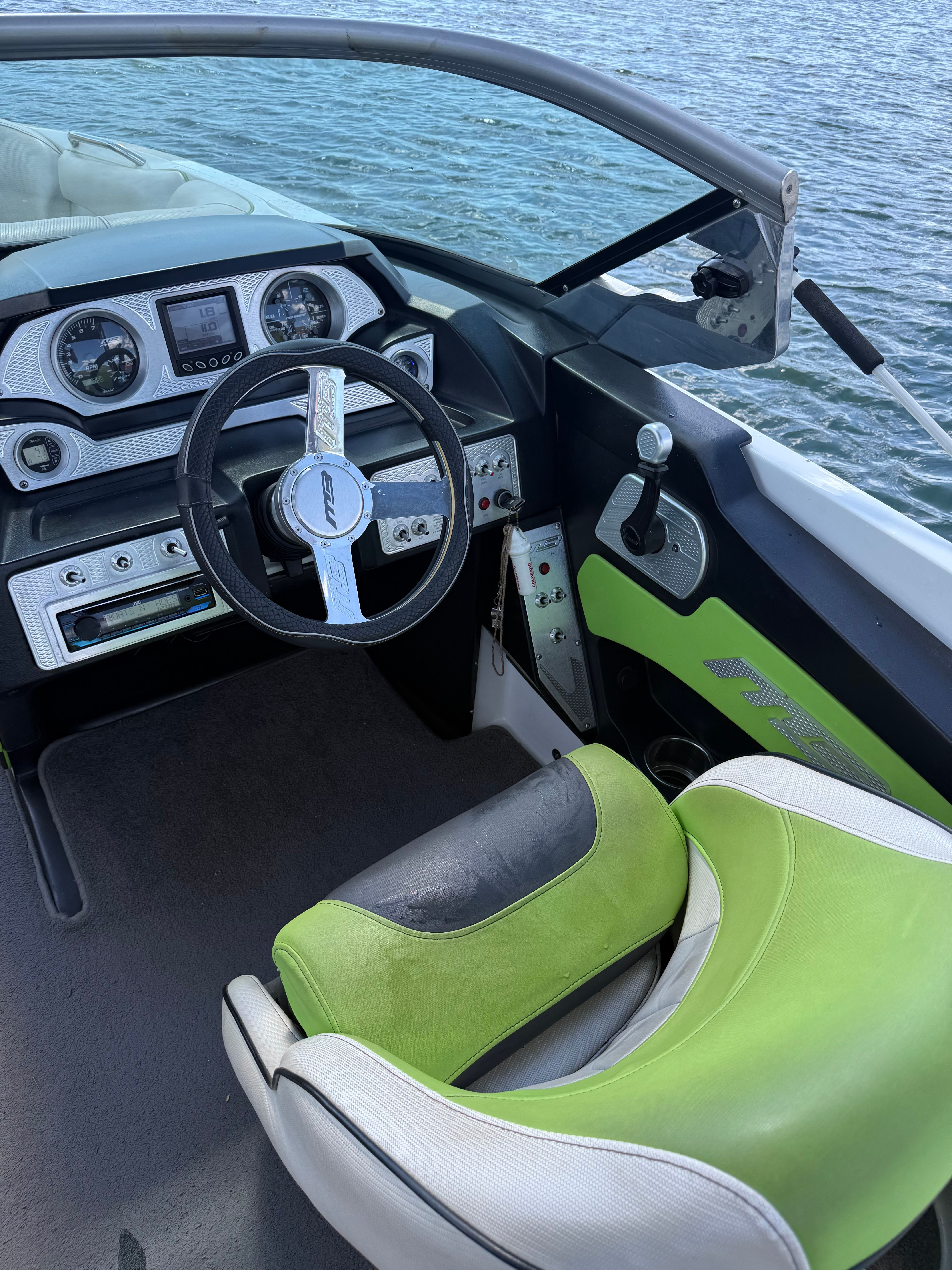 The cockpit of a 2015 MB F22 Tomcat with a green seat and controls.