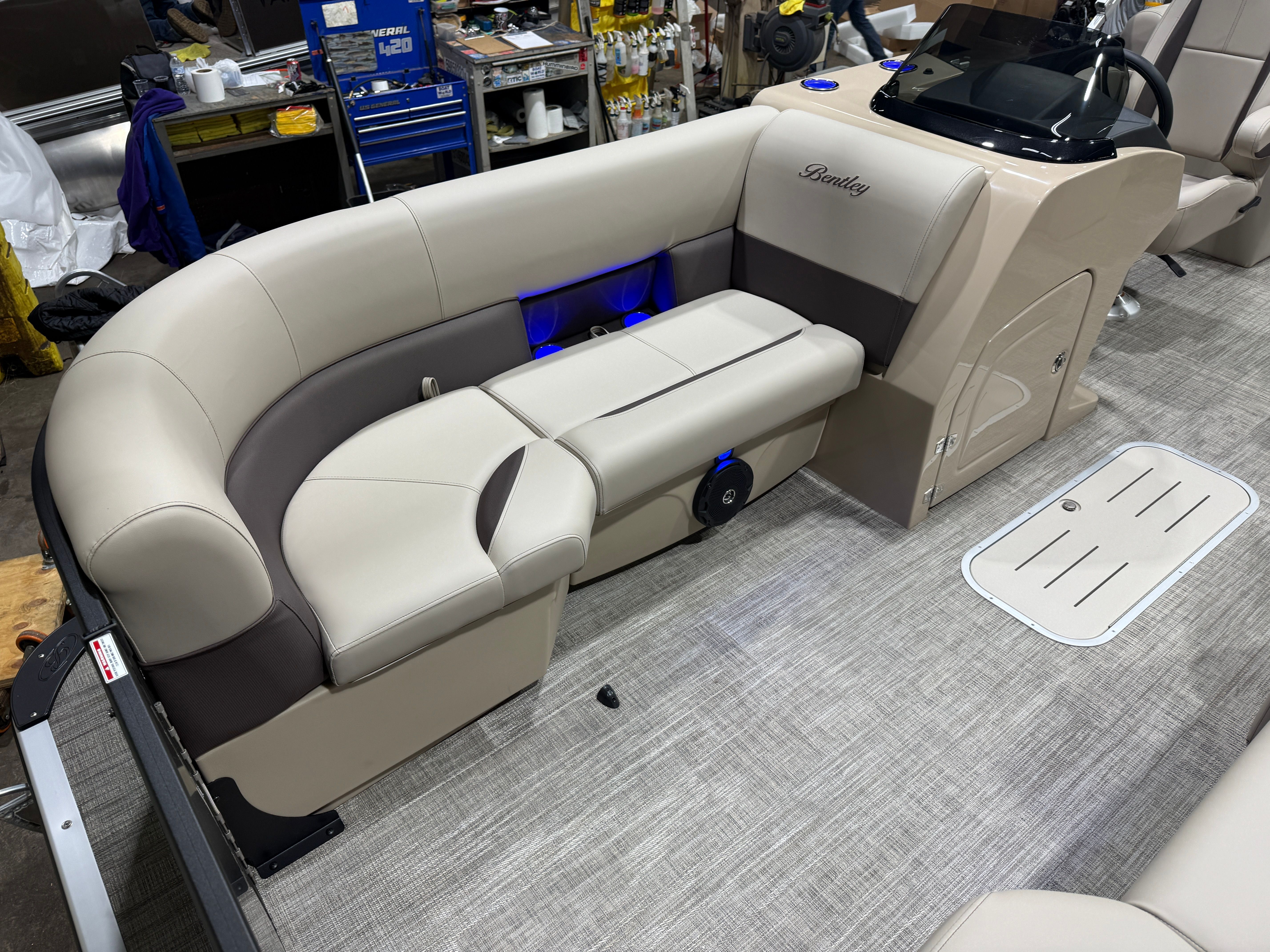 2026 Bentley Pontoons Legacy 223 Navigator Quad Lounge Tritoon & Honda 4-Stroke EFI - 9