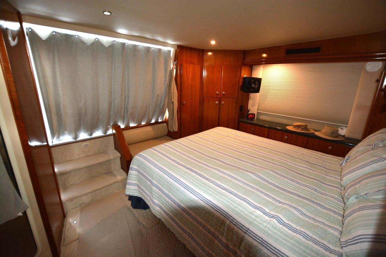 2000 Carver 504 Cockpit Motoryacht - Image 17