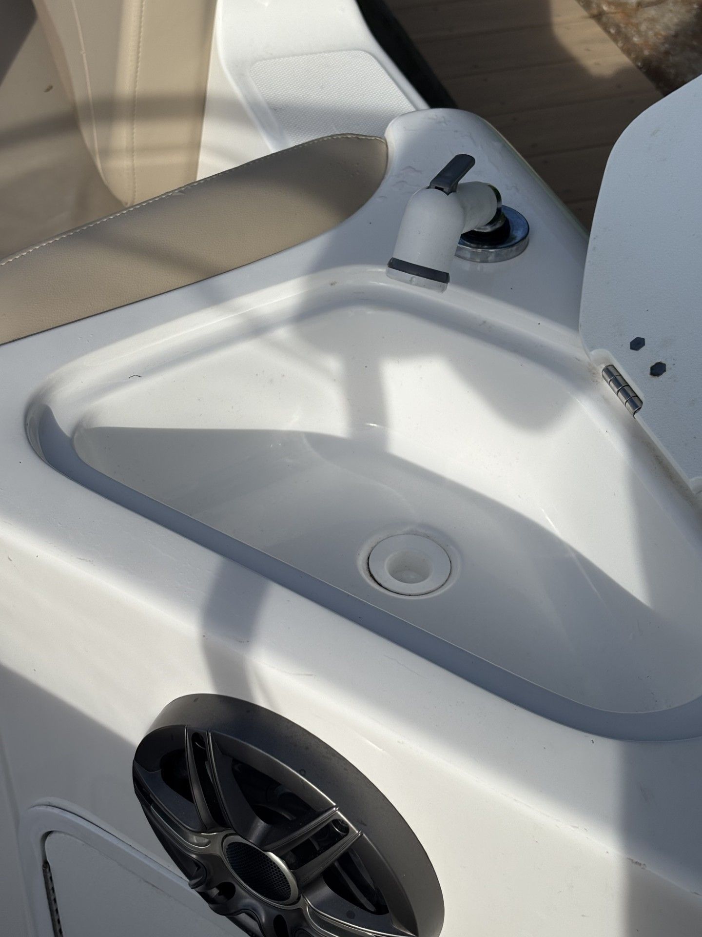 2025 Hurricane SunDeck Sport 231 OB - 9