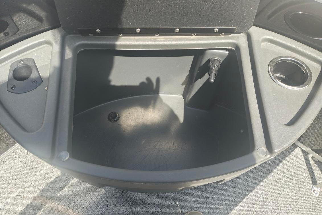Livewell compartment on 2026 Sun Tracker Fishin' Barge 20 DLX pontoon boat.