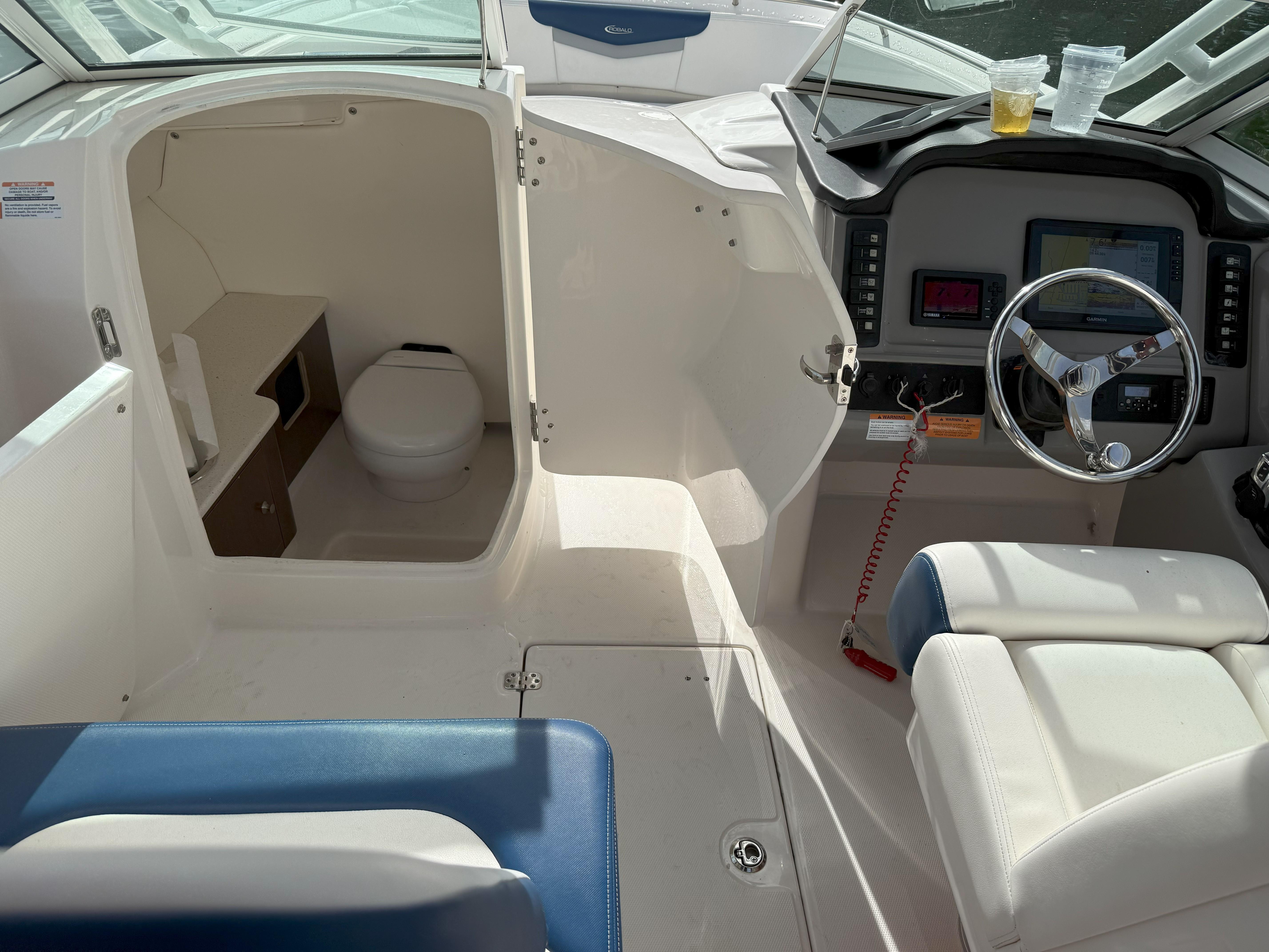 2022 Robalo R247 Dual Console - 4