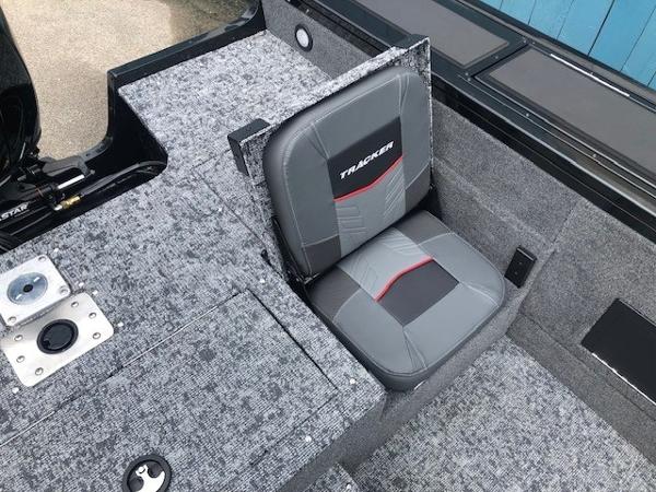 2025 Tracker Targa V18 Combo boat seat with gray upholstery and red accents.