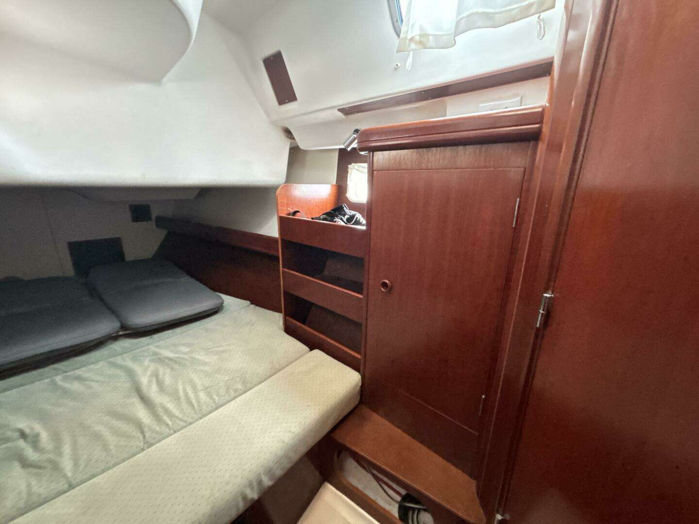 2004 Beneteau 423 - Image 28