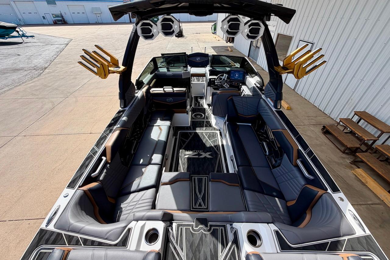 2025 Tigé Ultré 25ZX luxury boat interior with sleek seating and advanced controls.