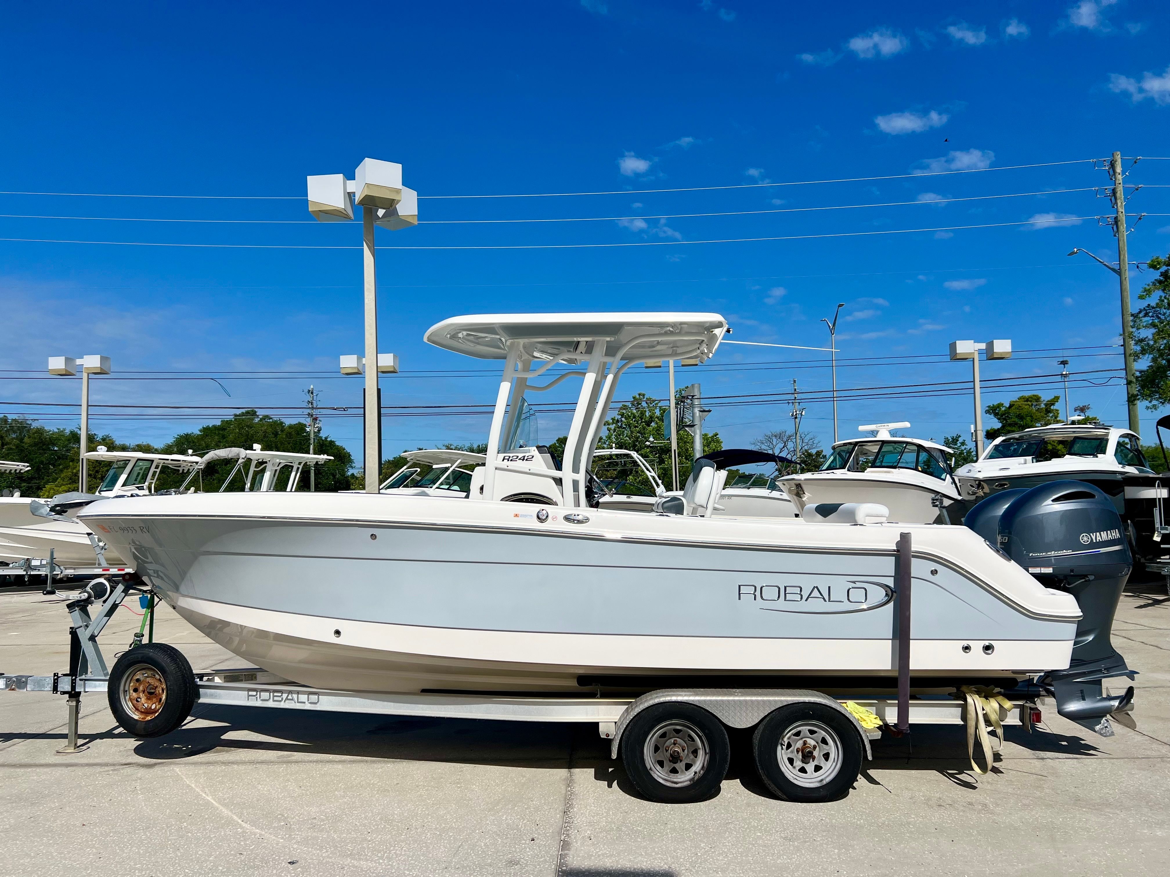 2019 Robalo 242 CC