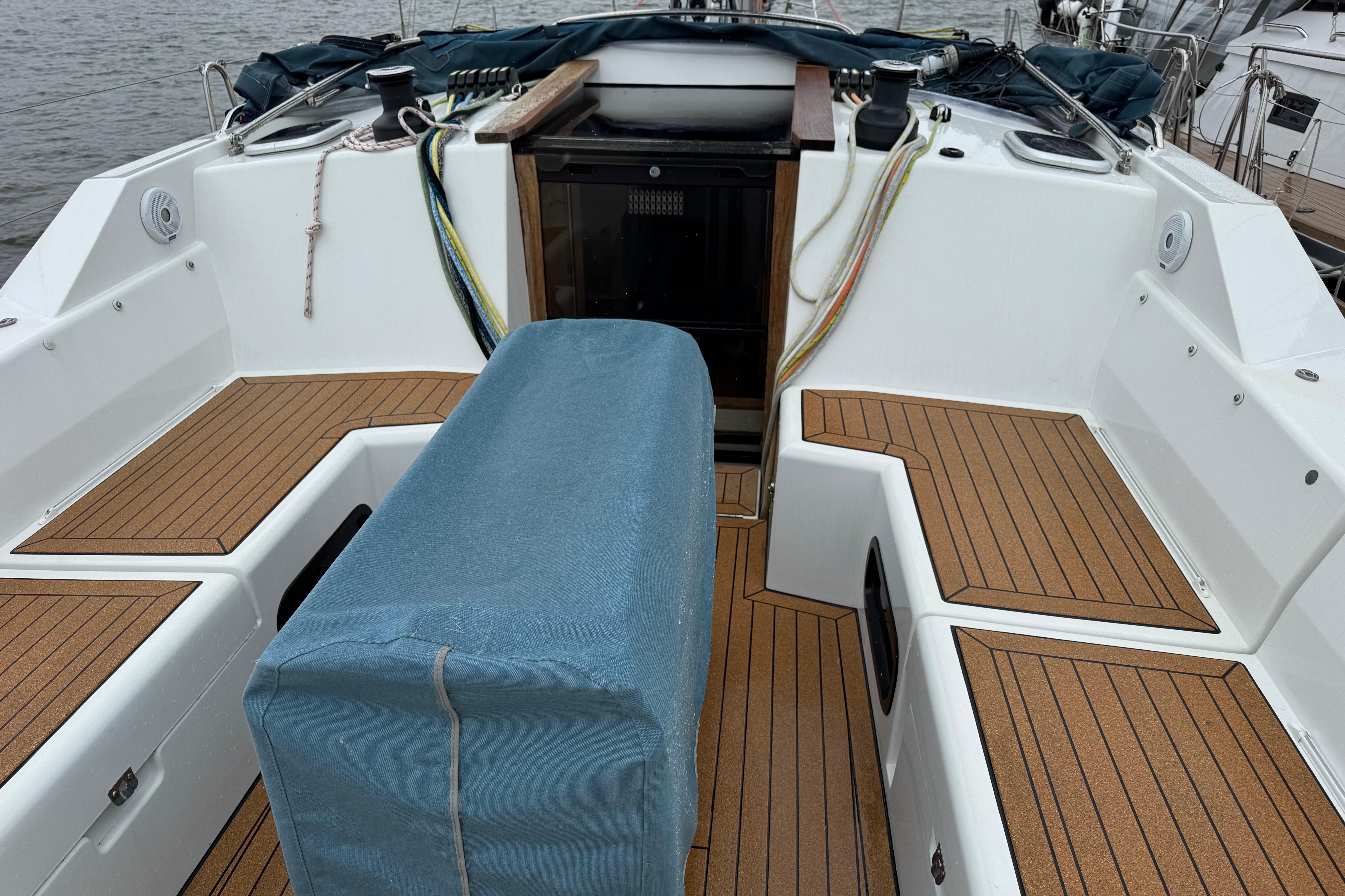Allures 45.9 sailboat cockpit, 2018 model, featuring marinedeck flooring and covered equipment.