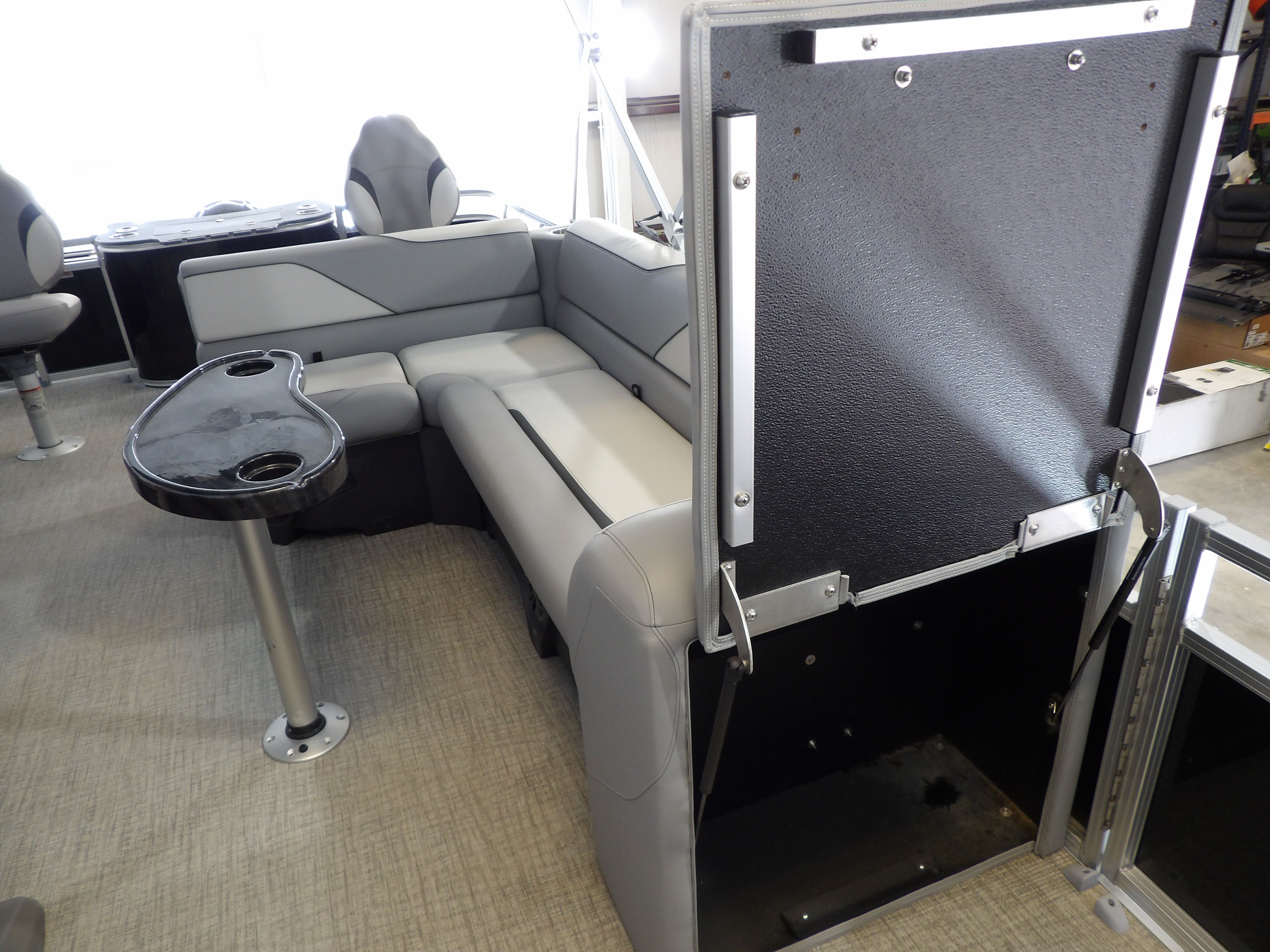 2026 Avalon Venture 85 Rear Fish - 21' - 8