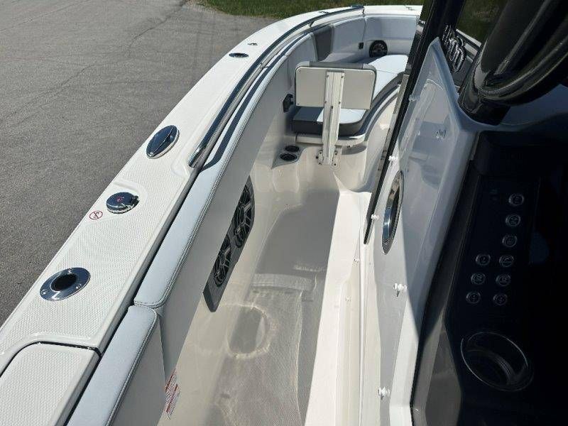 2026 Robalo R300 Center Console - 8