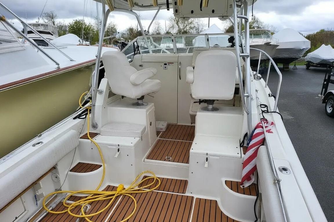 2003 Hydra-Sports Vector 2800 WA boat interior with seating and wooden deck.