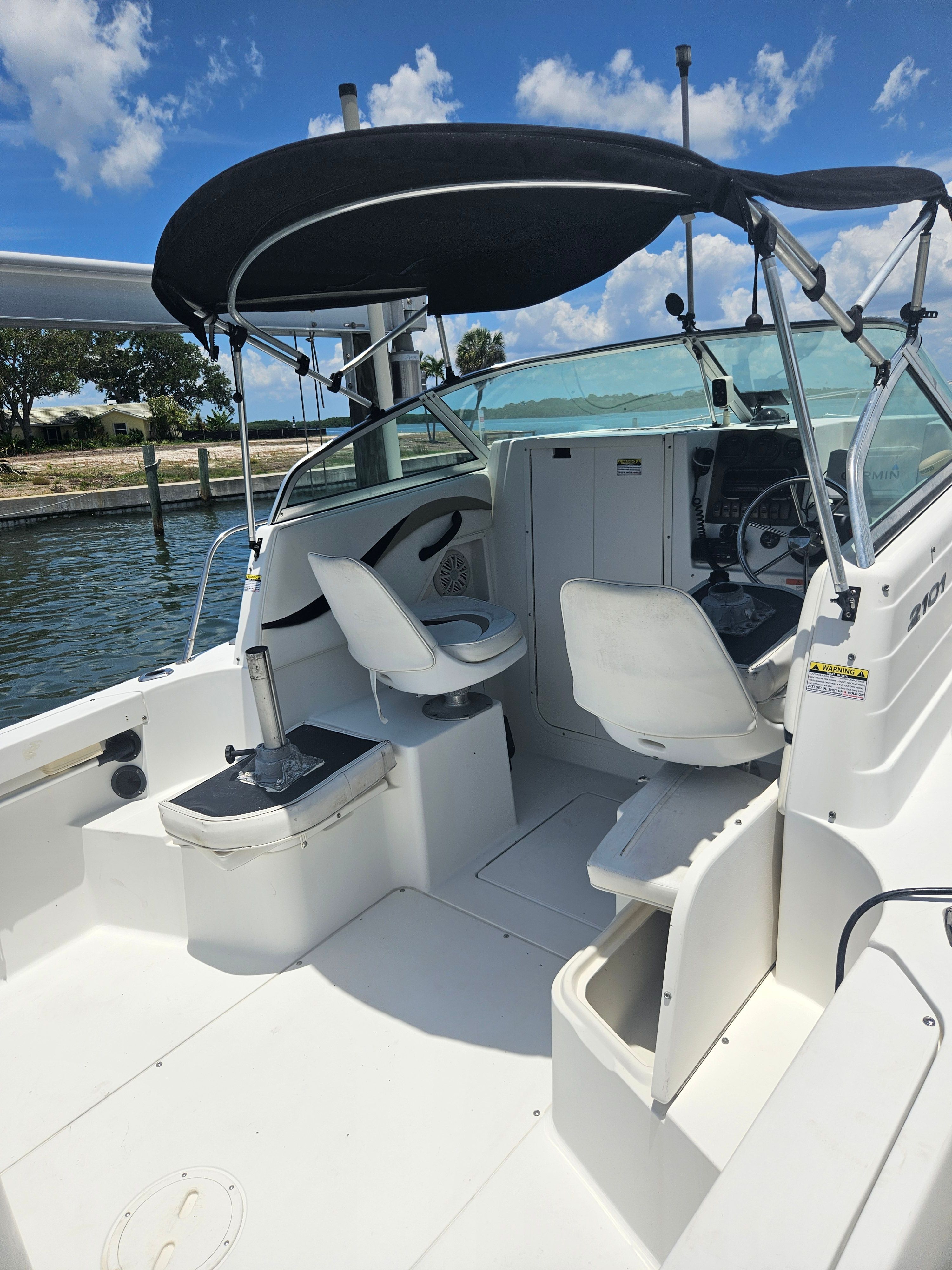 2004 Seaswirl Striper 2101 Walkaround with open cockpit and black bimini top.