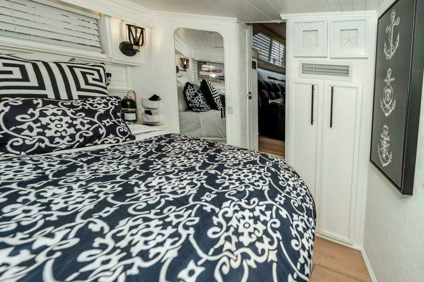 1991 Cruisers Yachts 3850 Aft Cabin - Image 24