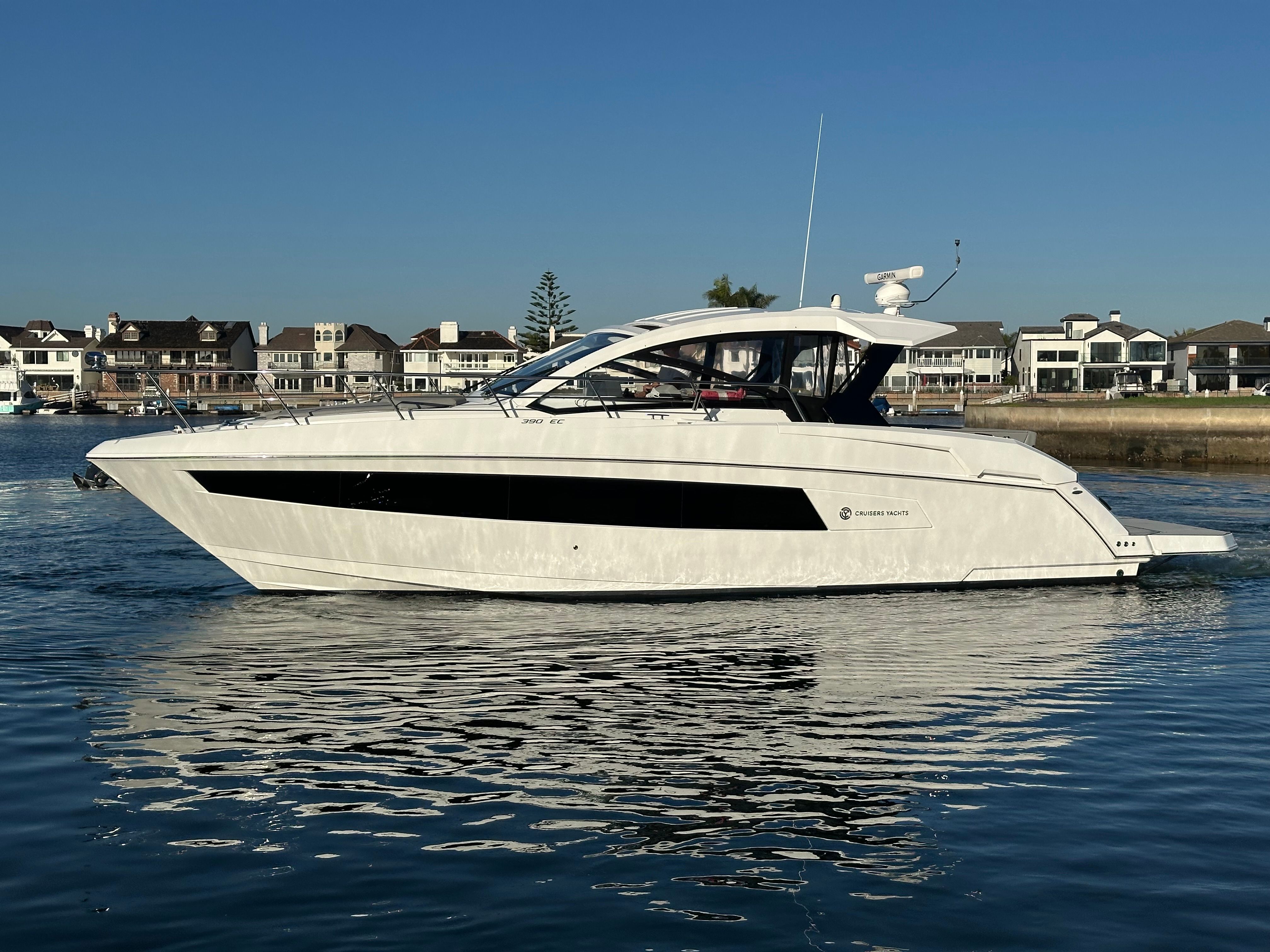 2021 Cruisers Yachts 39 Express Coupe