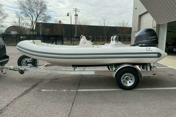 2023 Zodiac Yachtline 490 Deluxe NEO