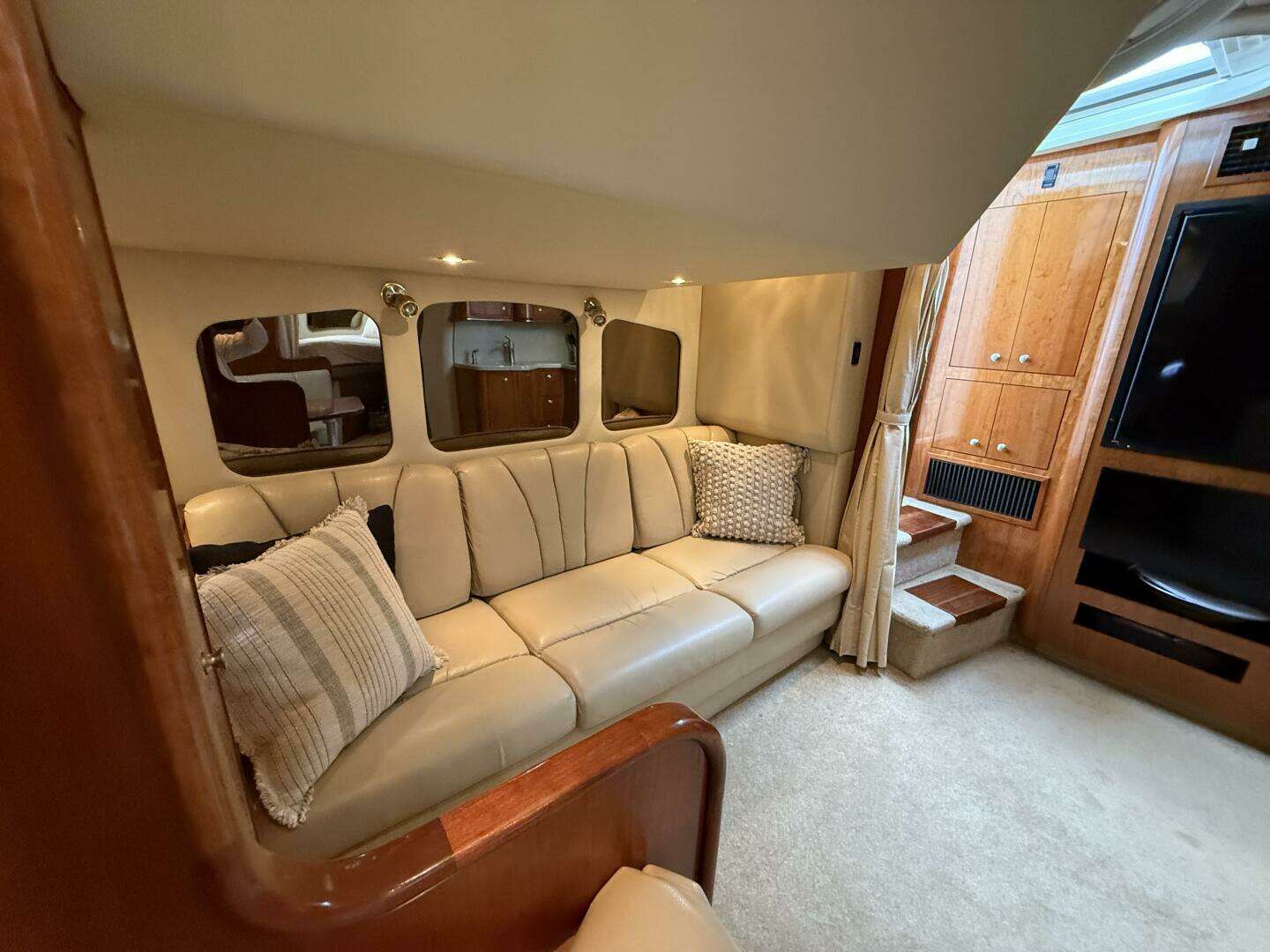 2004 Cruisers 370 Express - Image 31