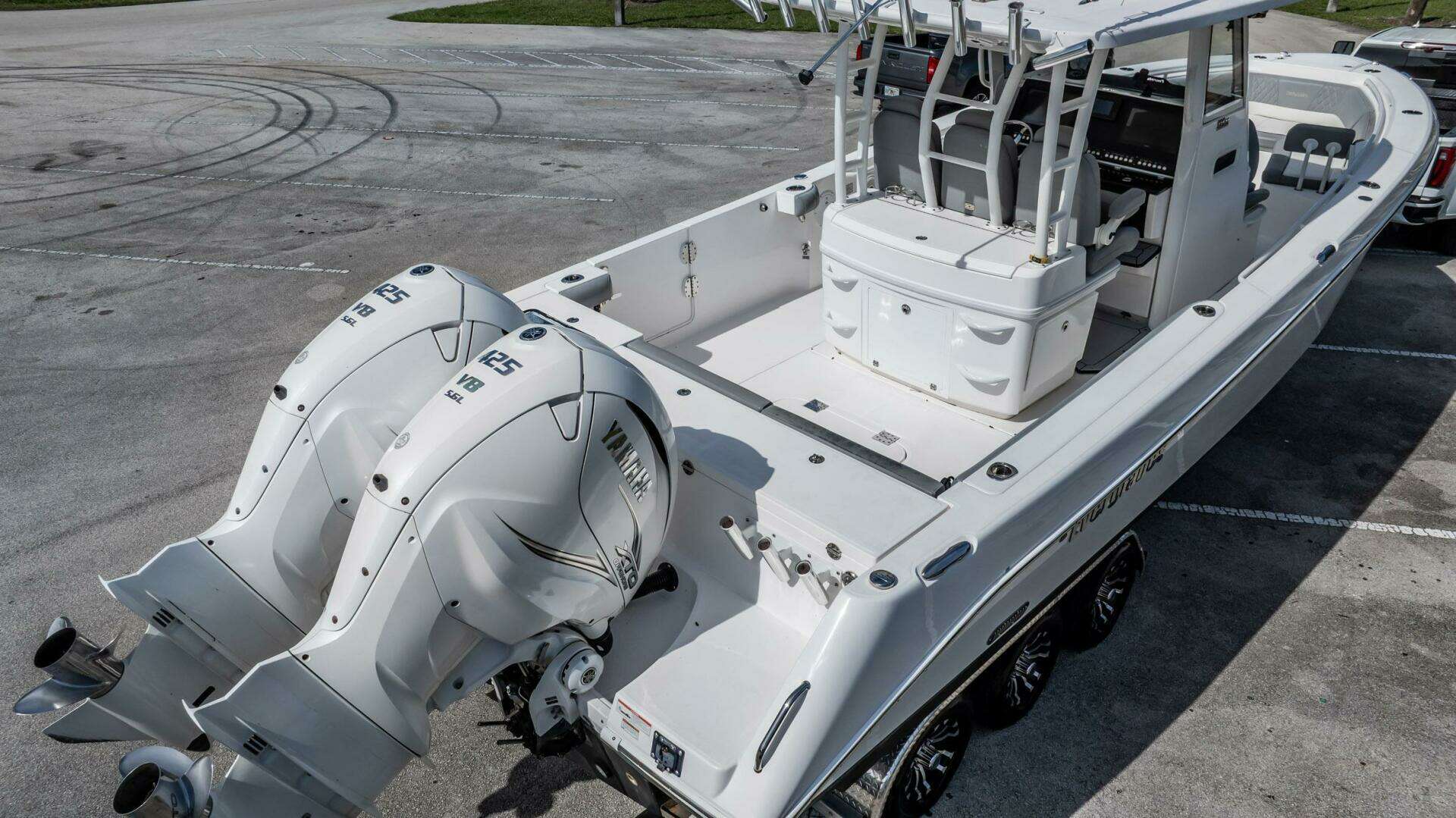 2021 Everglades 335 Center Console - Image 37