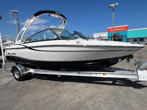 2018 Bryant Speranza boat on a trailer under a clear blue sky.