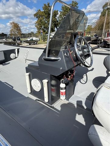 2006 Duracraft 18 Center Console - 6