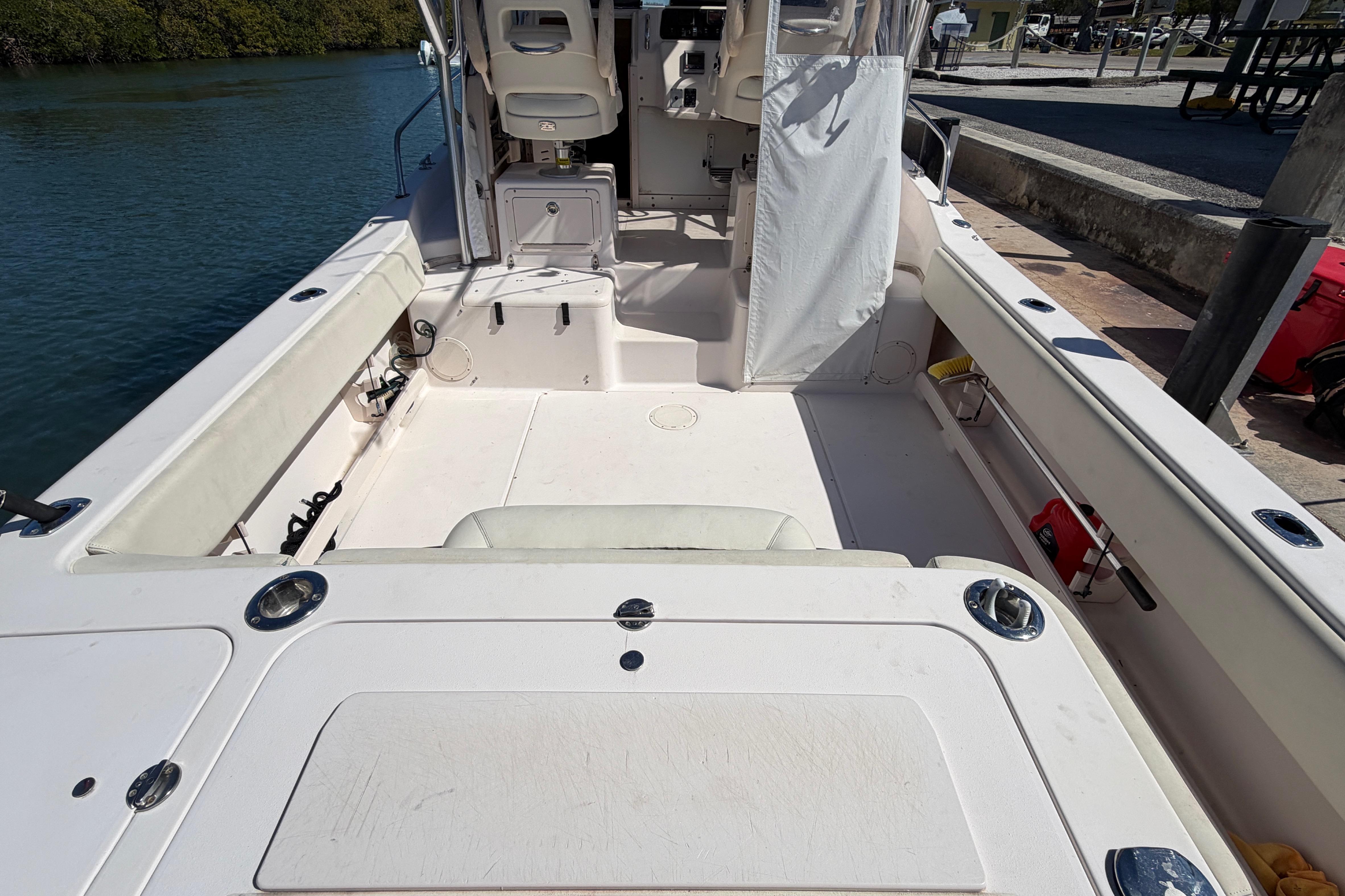 2006 Grady-White Sailfish 282 boat interior, featuring spacious deck and seating area.