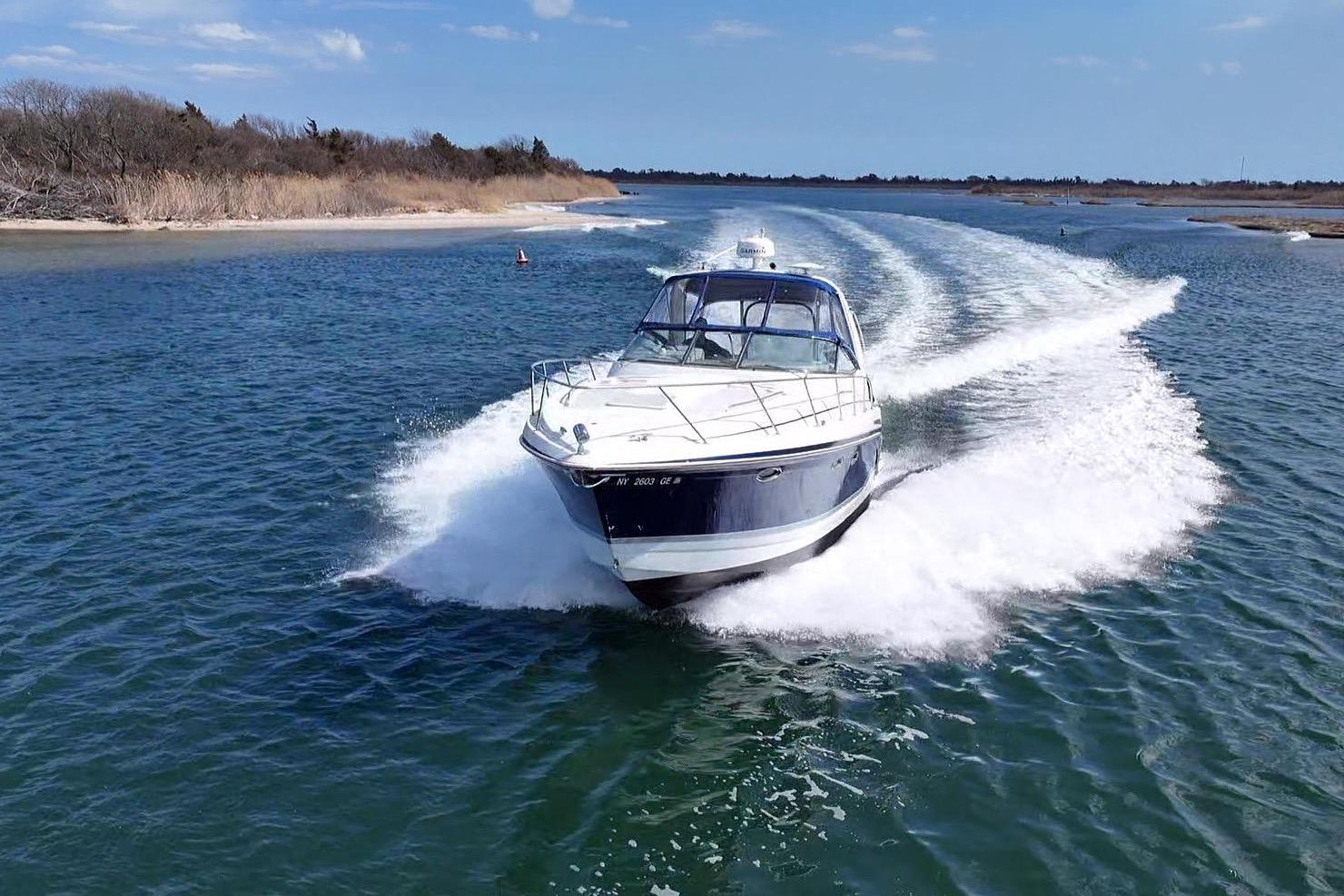 2006 Formula 34 Performance Cruiser speeding on the water.