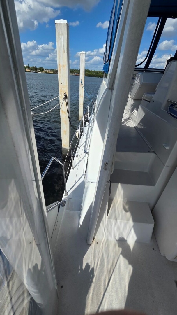 1998 Carver 405 Aft Cabin Motor Yacht - Image 10