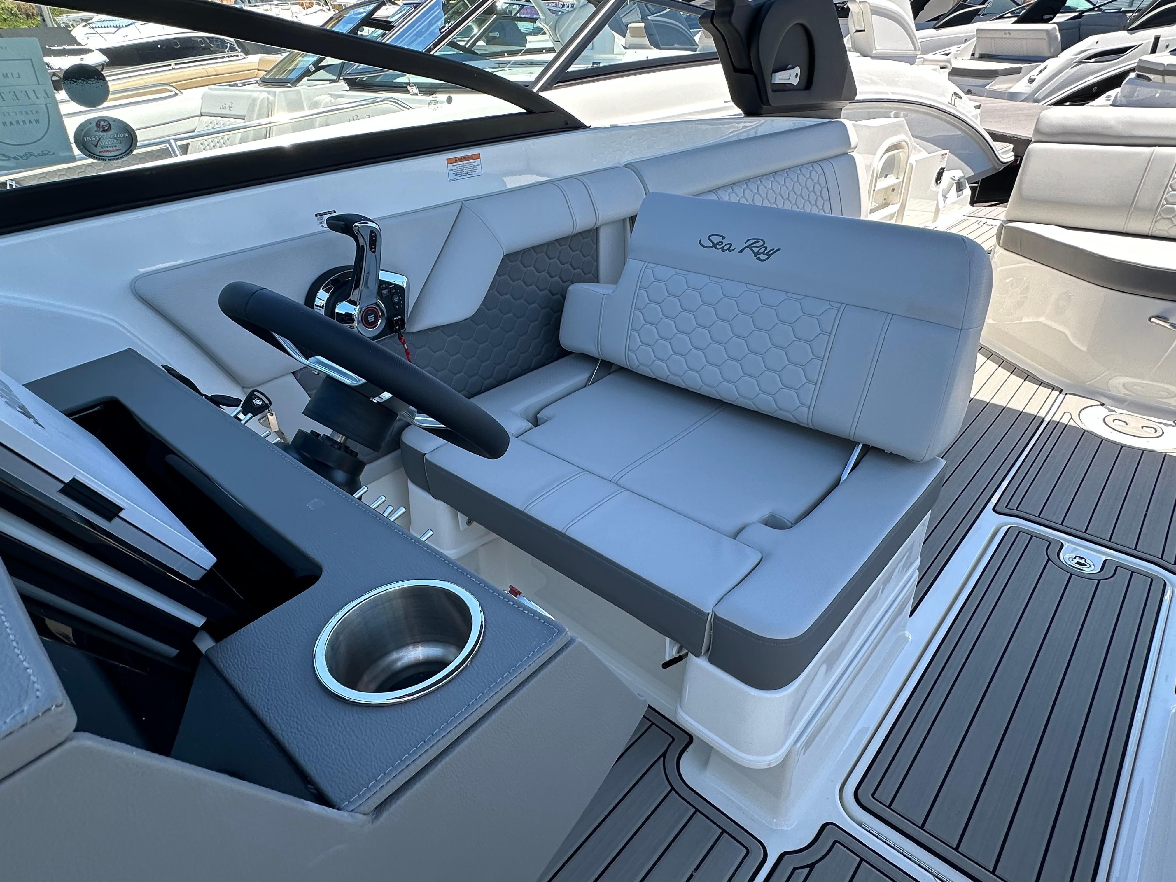 2024 Sea Ray SDX 270 Outboard - 13