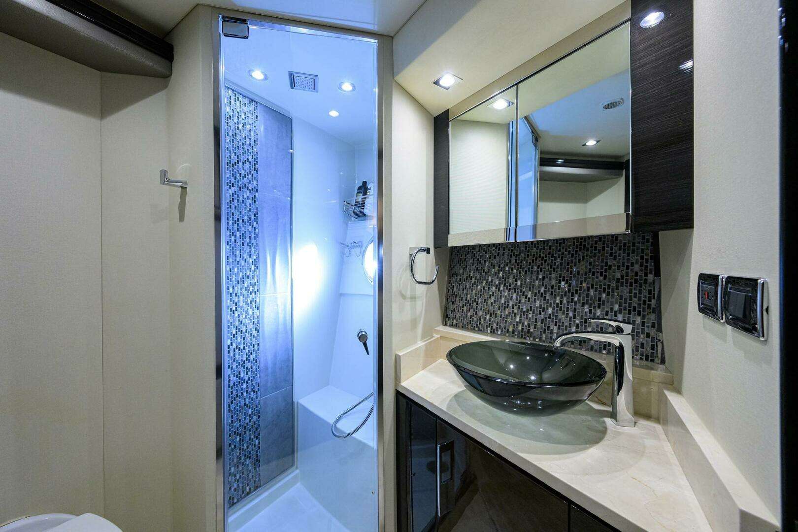 2016 Marquis 660 Sport Yacht - Image 16