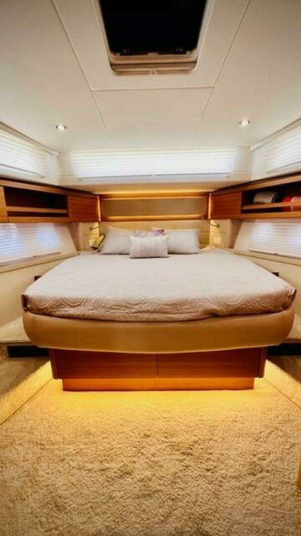 2022 Greenline 48 Diesel Flybridge with Hardtop - Image 10