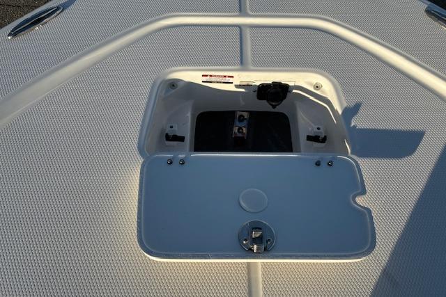 Robalo 226 Cayman 2026 boat hatch on deck.