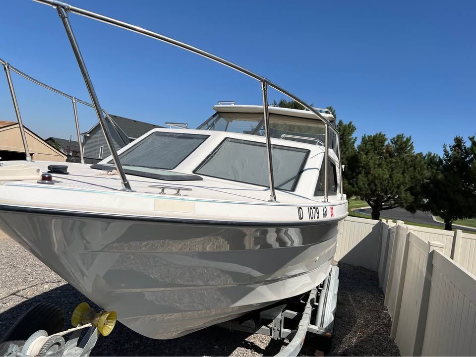 1999 Bayliner 2452 boat on trailer outdoors.